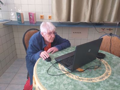 Seniori komunikujú s príbuznými prostredníctvom videohovorov
