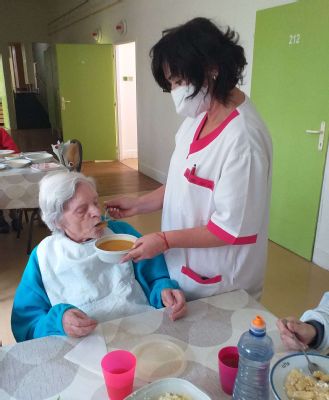 ,,Práca so starými ľuďmi je poslanie, ktoré si vyžaduje celého človeka,“ hovorí nová vrchná sestra z handlovského seniorcentra