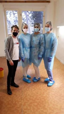 V handlovskej nemocnici a Senior centre Sv. Kataríny pokračuje očkovanie zamestnancov proti koronavírusu
