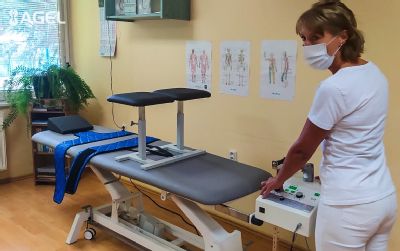 Pacientom handlovskej nemocnice pomáha pri bolestiach chrbtice trakčný stroj